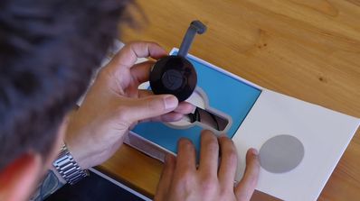 google chromecast 2 en la mano