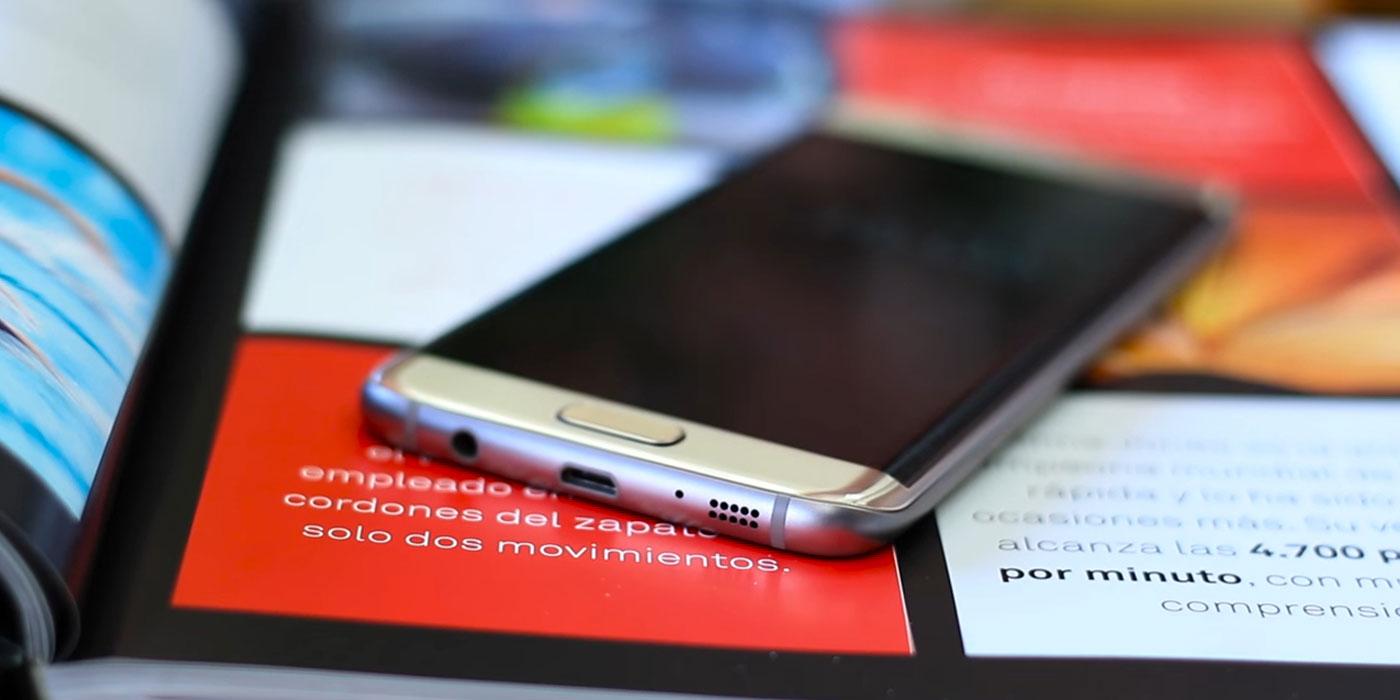 Smartphone Samsung Galaxy S7 Edge encima de libro