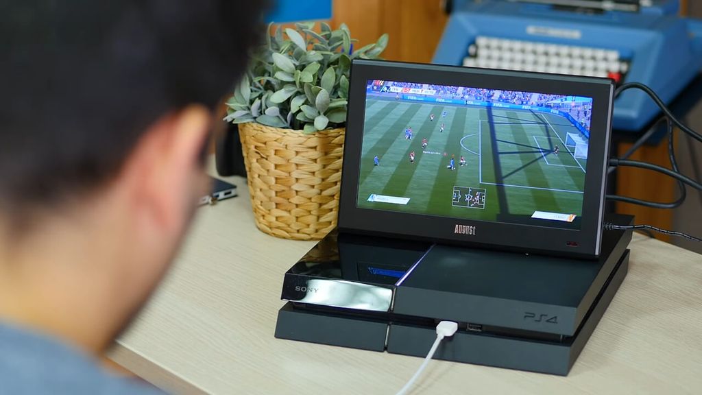Jugando a PlayStation con el August DA100D