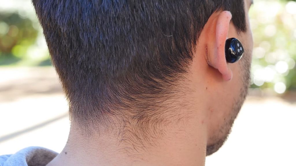 Auriculares Syllable D900MINI en uso