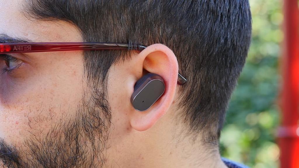 Auricular Sony Ear en la oreja