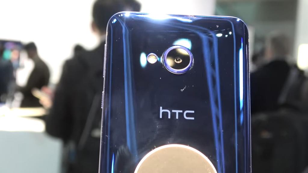 Teléfono HTC U Play de color azul