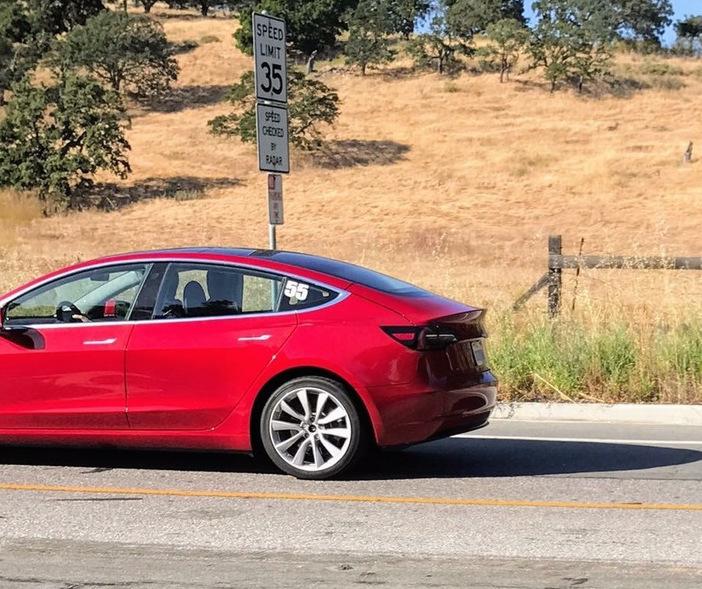 Tesla Model 3 color rojo