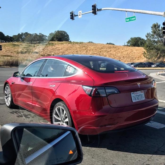 Aspecto de Tesla Model 3 rojo