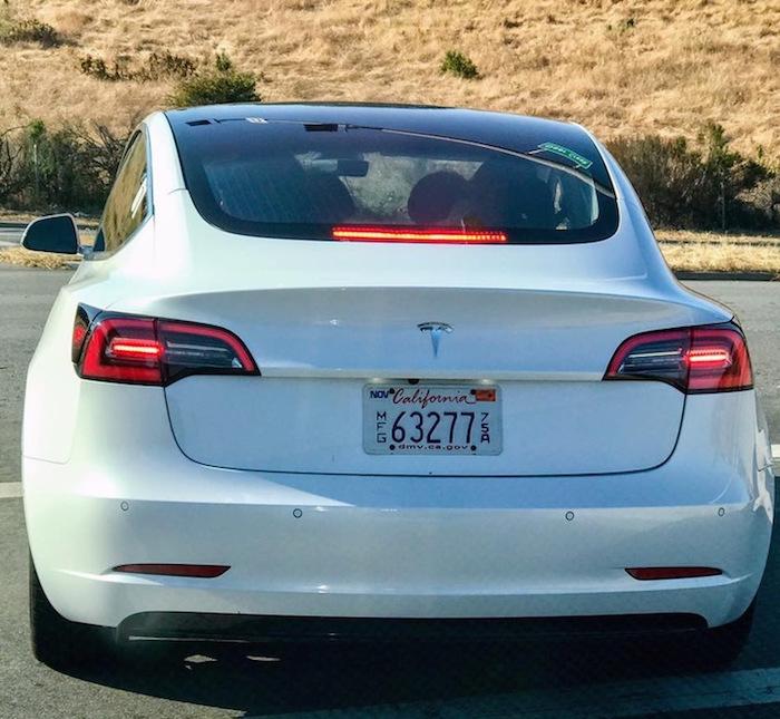 Trasera Tesla Model 3 blanco