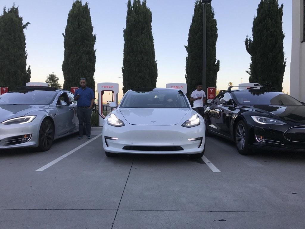 Frontal del coche Tesla Model 3