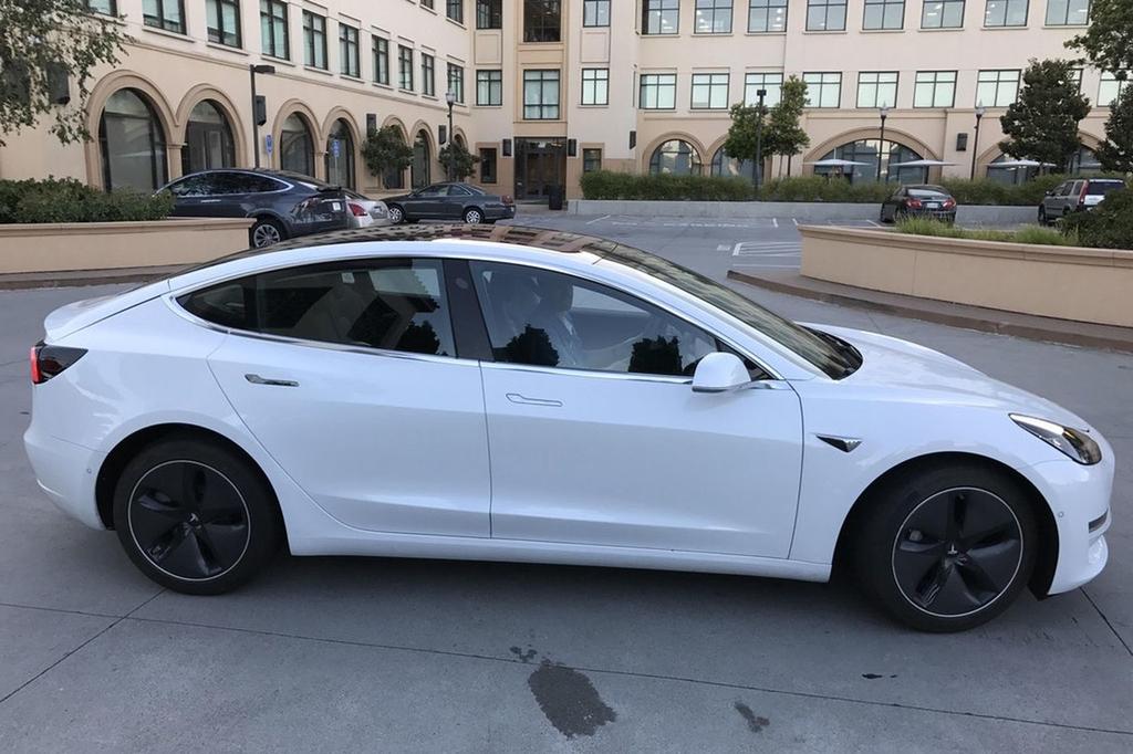 Lateral del coche Tesla Model 3