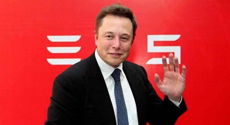 Fotografía de Elon Musk con fondo rojo