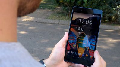 Tablet Lenovo Tab3 7 Essential en mano
