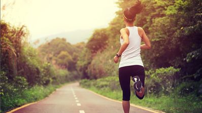 mujer corriendo con pulsera deportiva
