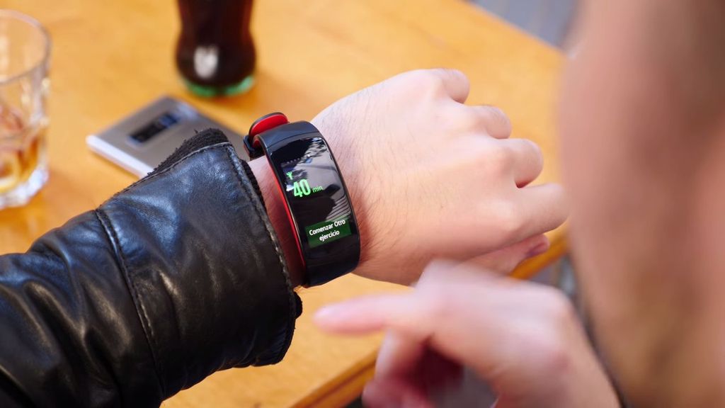 manipulación de la pantalla del Samsung Gear Fit 2 Pro