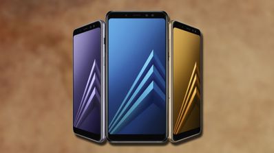 Samsung Galaxy A8 y Samsung Galaxy A8+ con fondo marrón