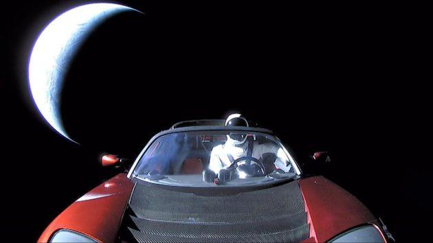 Starman en coche Tesla viajando por el espacio