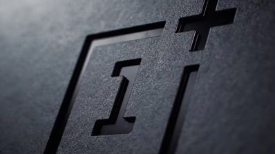 Logotipo serigrafiado de OnePlus