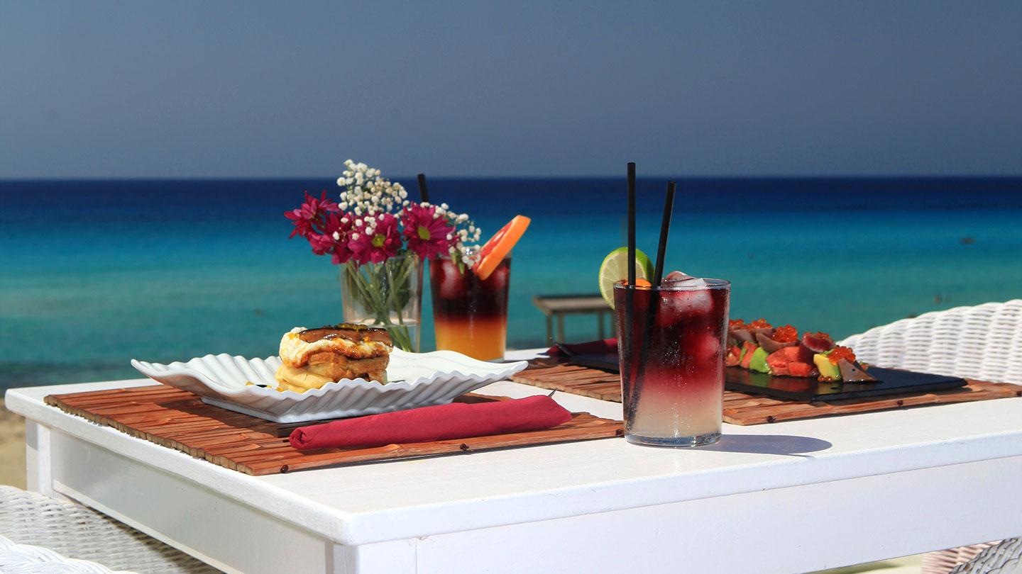 Mesa de restaurante en la playa
