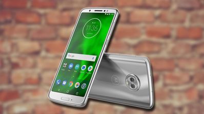 Motorola Moto G6 con fondo de unos ladrillos