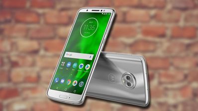 Motorola Moto G6 con fondo de unos ladrillos