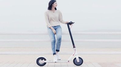 patinete eléctrico con fondo del mar