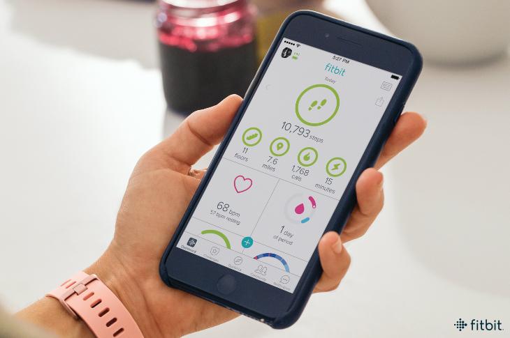 App seguimiento salud femenina Smartwatch Fitbit