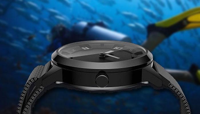 Lenovo Watch X con fondo mar