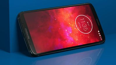 Teléfono Moto Z3 Play con fondo azul