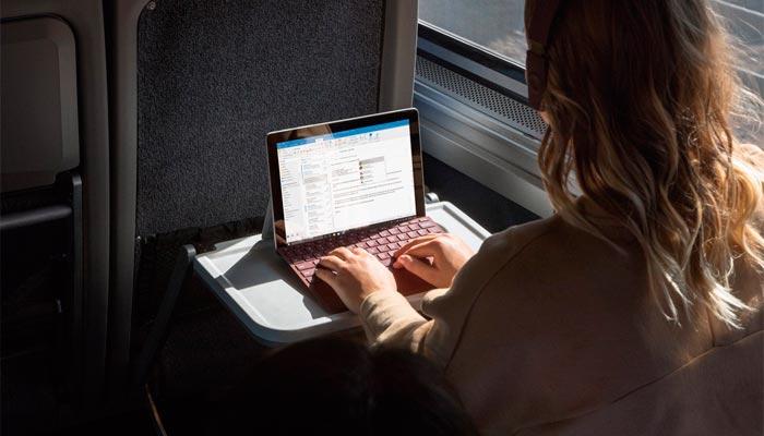 Uso en el tren de Microsoft Surface Go