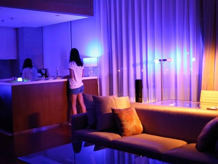 Bombillas LED inteligentes en uso luz RGB
