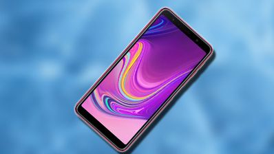 Teléfono Samsung Galaxy A7 con fondo azul