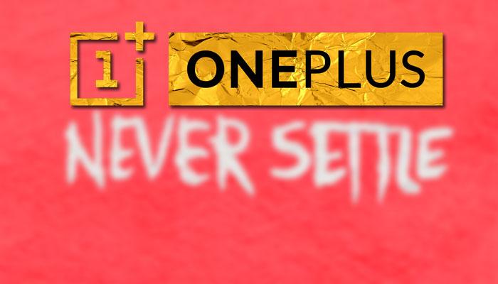 Logotipo dorado de OnePlus con fondo rojo