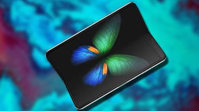 Samsung Galaxy Fold con fondo azul