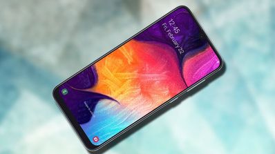 Nuevo Samsung Galaxy A50 con fondo azul