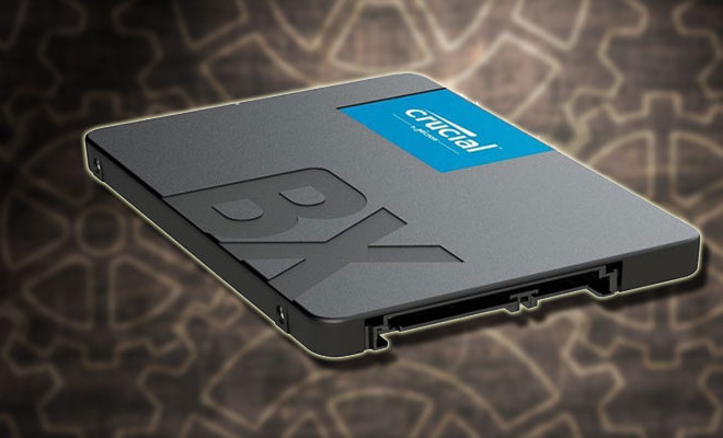Disco SSD Crucial con fondo marron