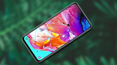 Teléfono Samsung Galaxy A70 con fondo de plantas