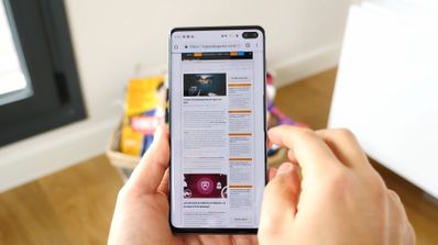Samsung Galaxy S10+ por delante