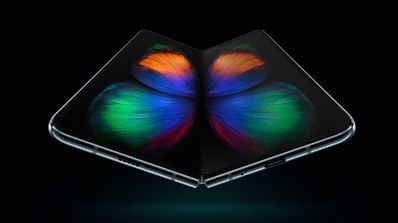 Samsung Galaxy Fold con fondo negro