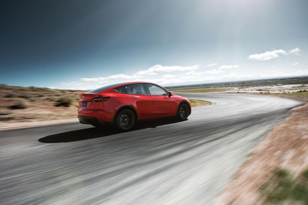 Coche Tesla Model Y de color rojo en carretera