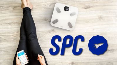 Báscula de SPC con logotipo y fondo de madera
