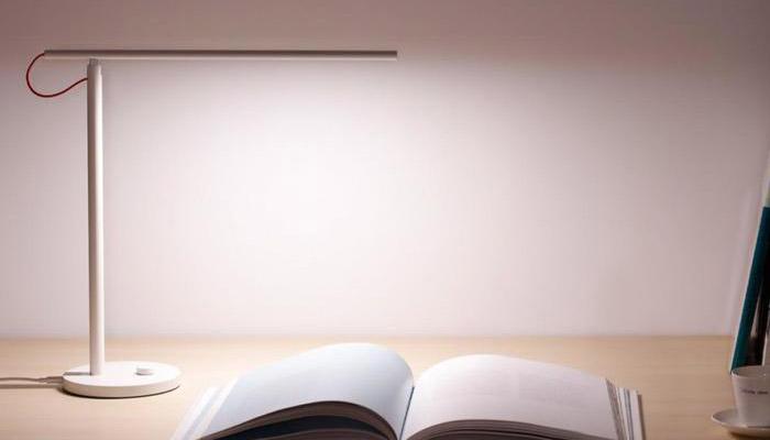 Lámpara Xiaomi Mi Table Lamp 1S con libro