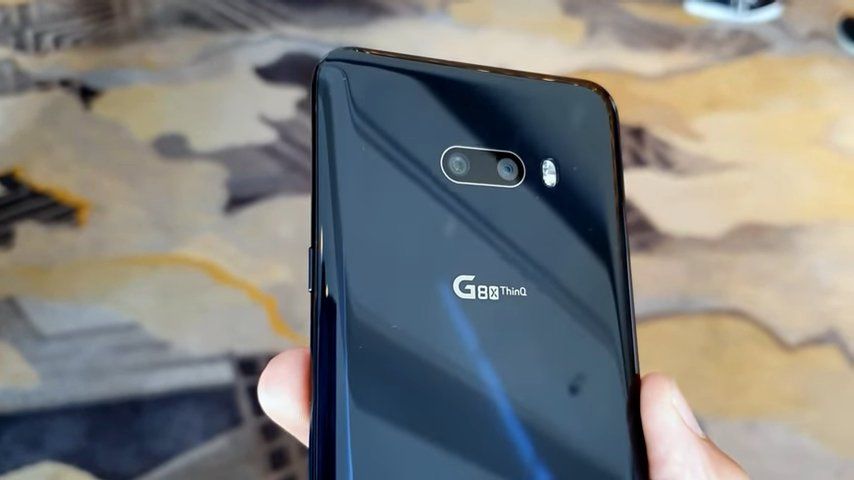 LG G8X ThinQ por detrás