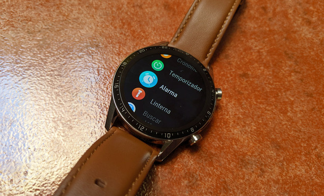 Smartwatch Huawei Watch GT 2 con fondo marrón
