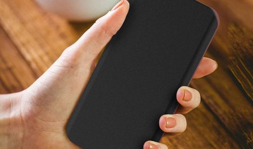Batería externa en la mano
