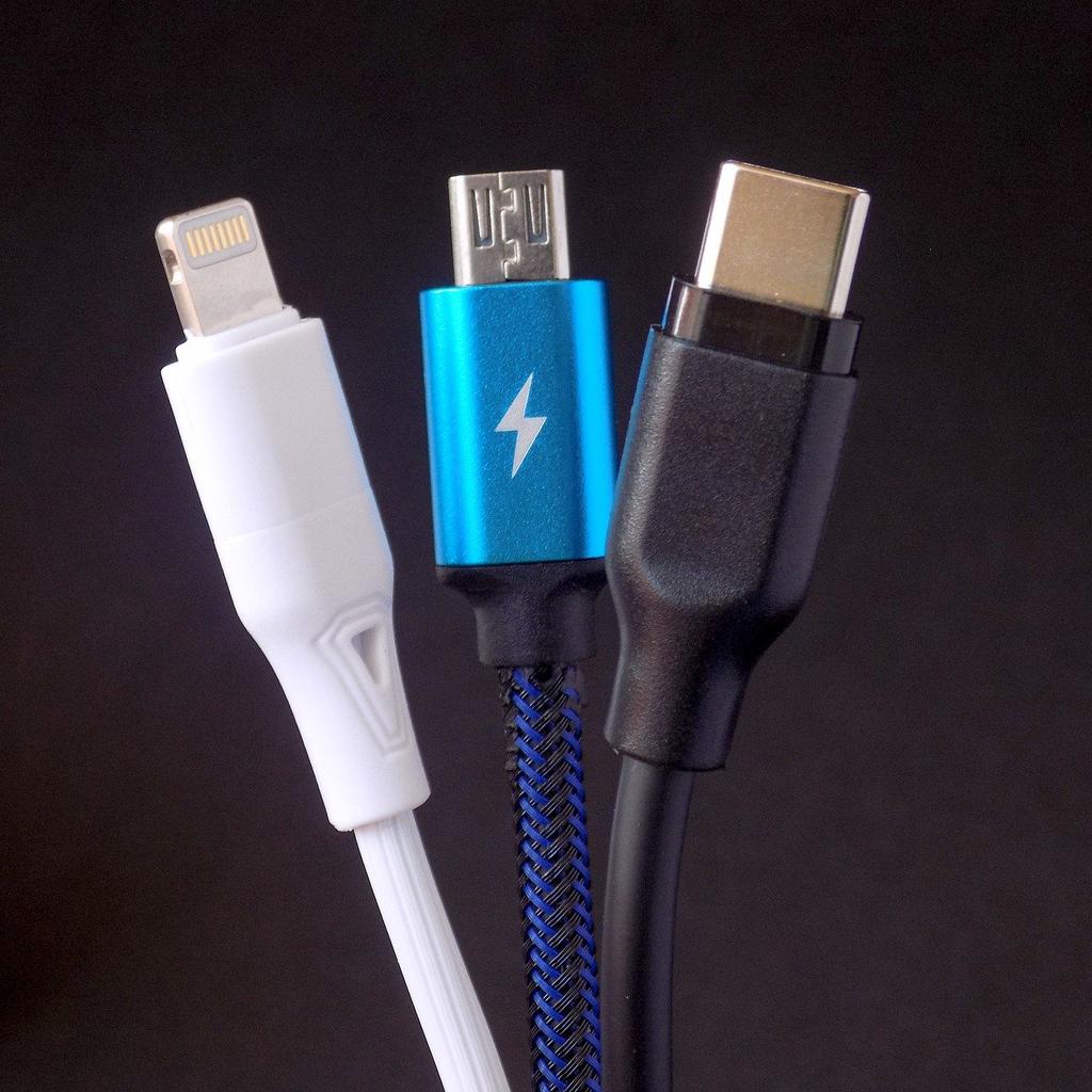 cables USB con fondo negro
