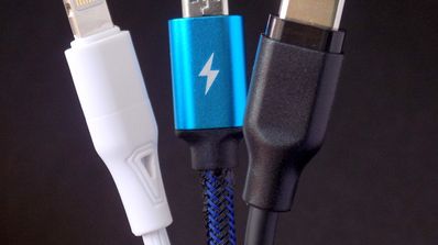 cables USB con fondo negro