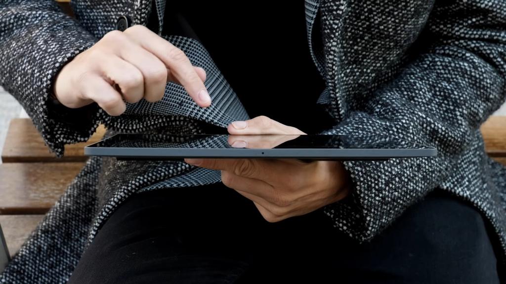 Lenovo Yoga Smart Tab por delante