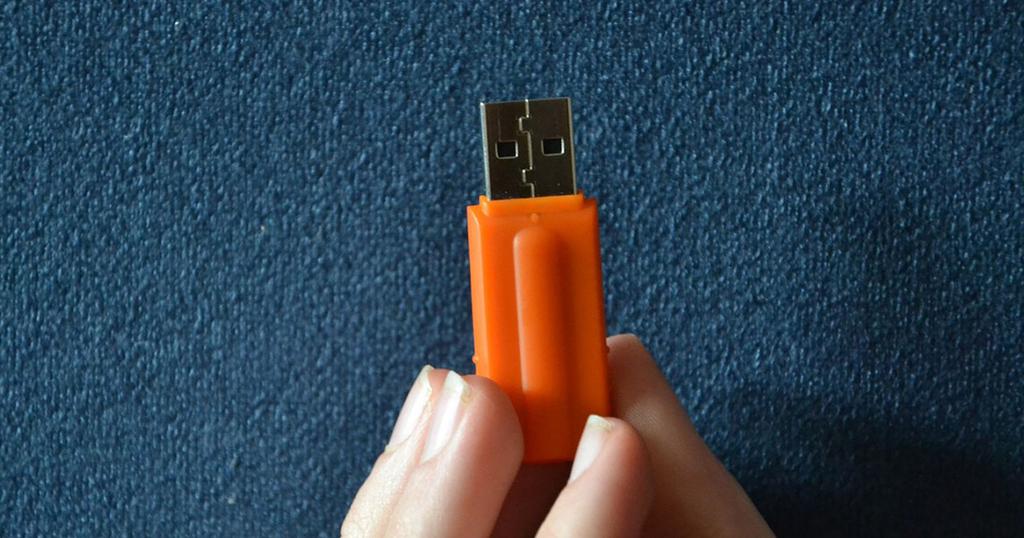 Pendrive USB en mano