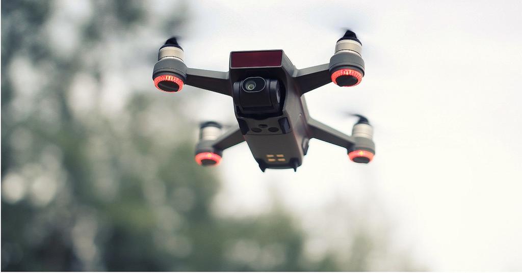 Dron volando con micro SD dentro