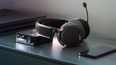 Auriculares SteelSeries Arctis Pro Wireless en una mesa