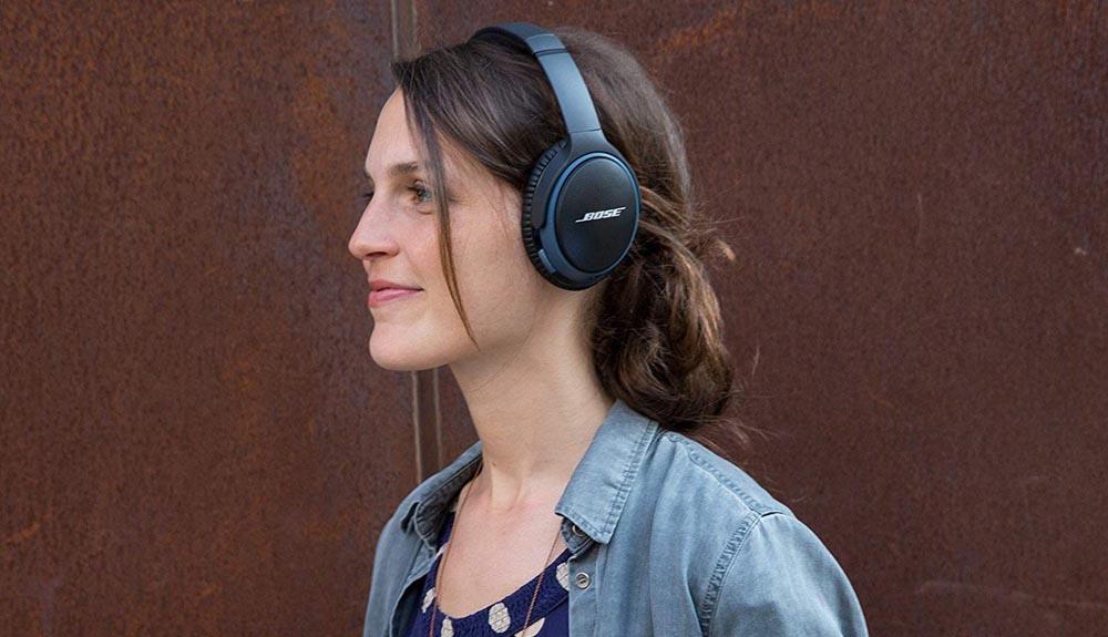 Uso de auriculares Bluetooth por una mujer