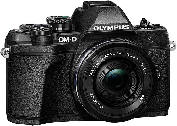 Imagen frontal de la cámara Olympus OM-D E-M10 Mark III