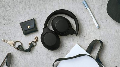 Auriculares Sony WH-XB900N con fondo de piedra
